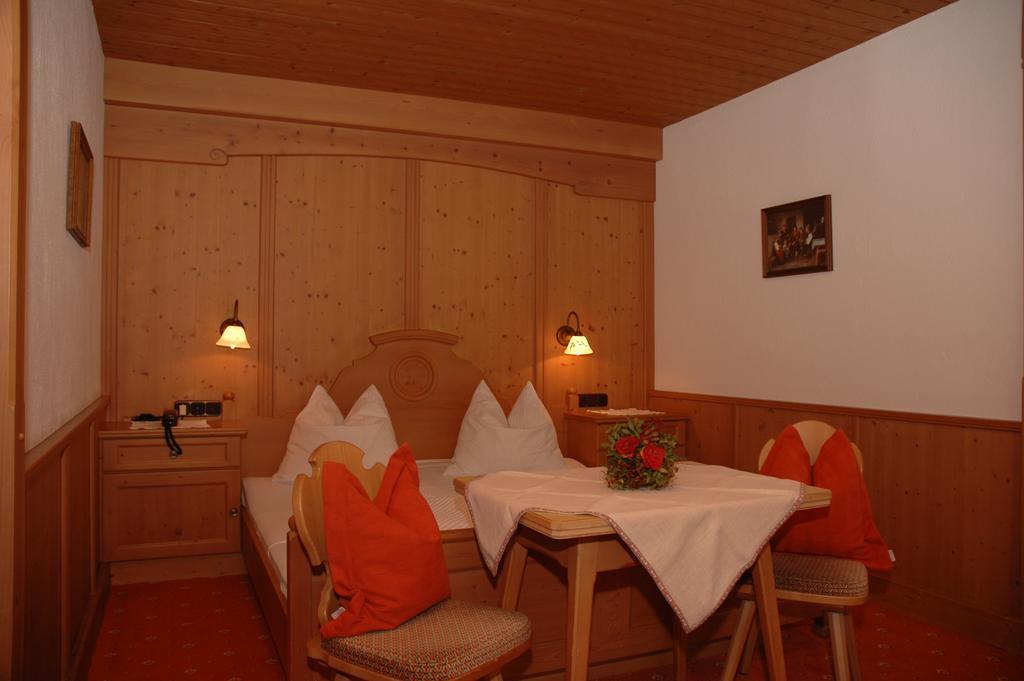 Hotel-Garni Almhof Майрхофен Экстерьер фото